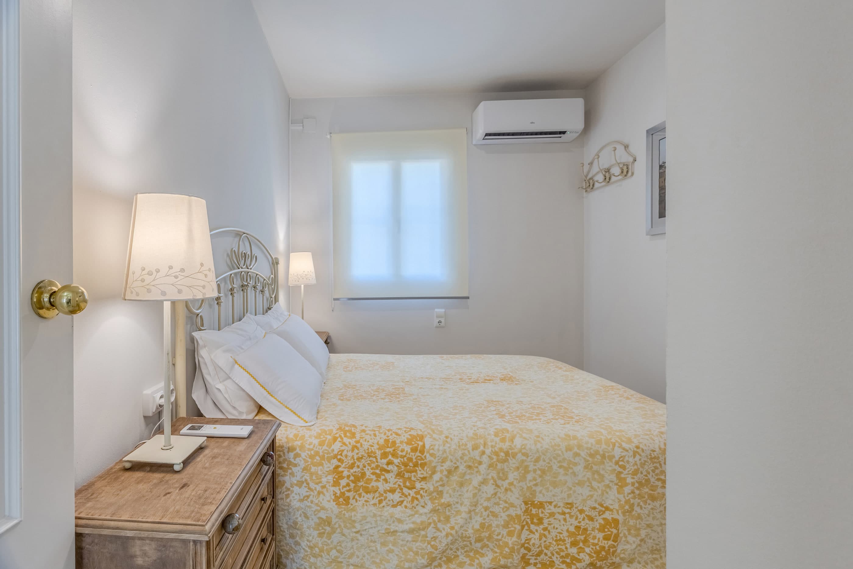 Dormitorio 03 con dos camas individuales de 90 cm y baño privado