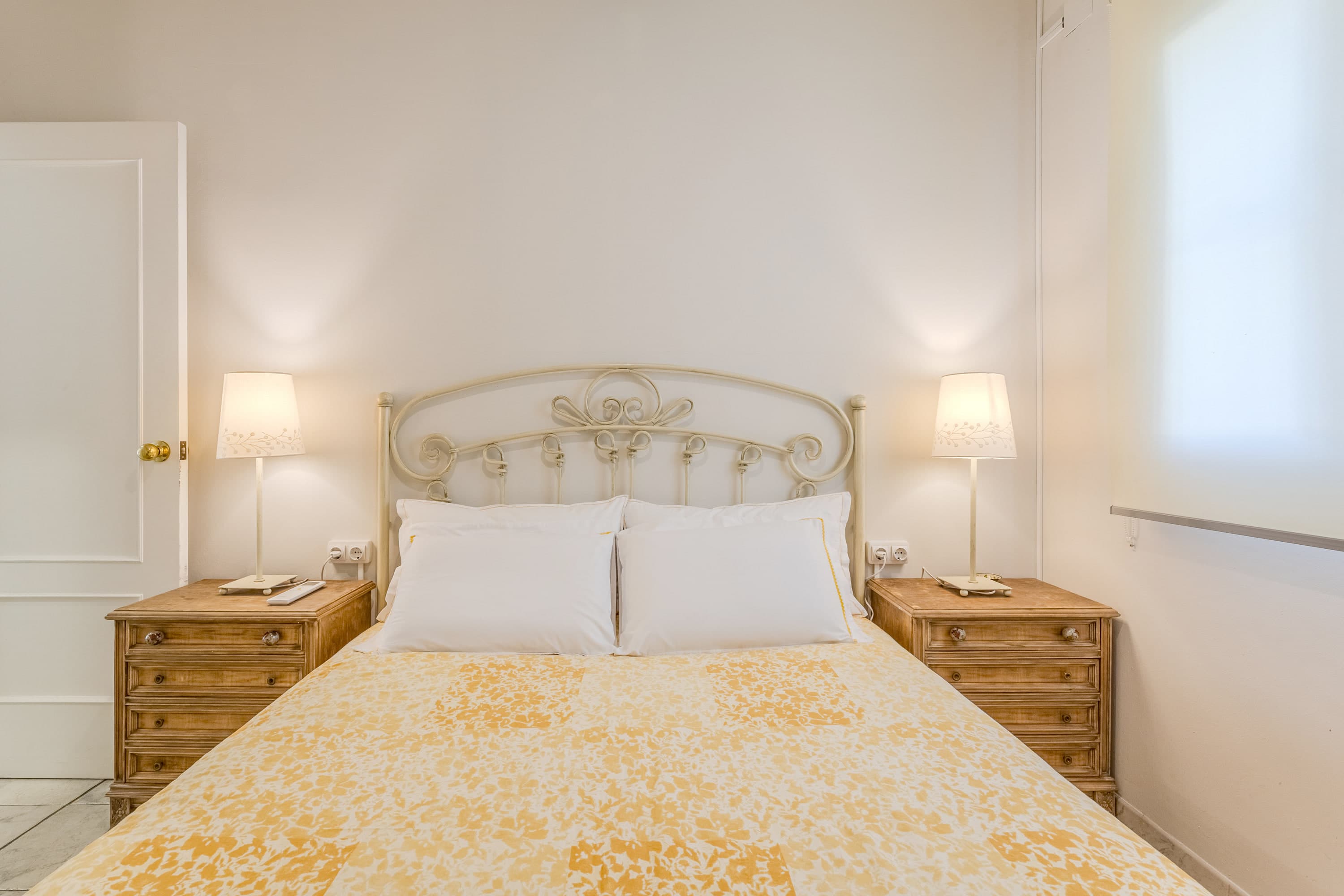 Dormitorio principal blanco con cama de 1,60 m y baño privado en suite