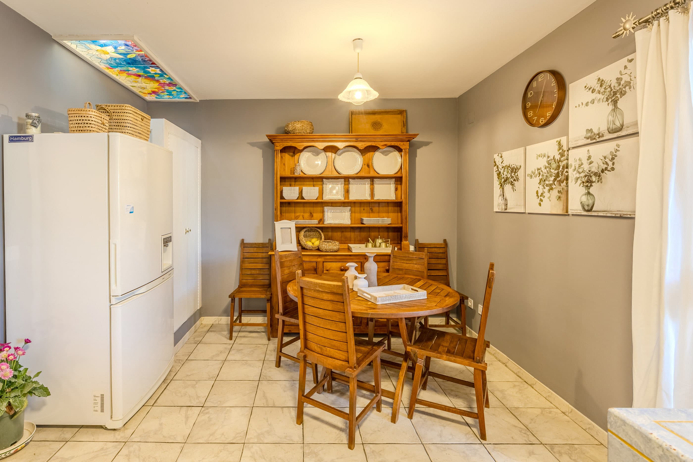 Comedor de cocina con alacena tradicional de madera y mesa rústica